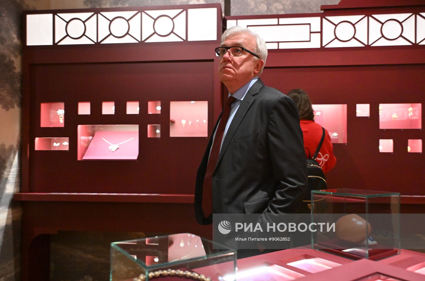 Выставка "Очарование красоты. Из истории ювелирных украшений в России" в Москве