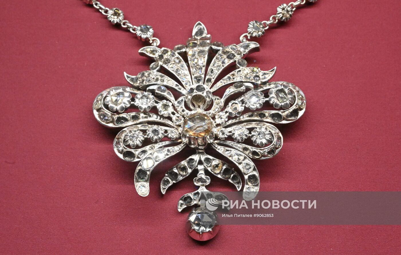 Выставка "Очарование красоты. Из истории ювелирных украшений в России" в Москве