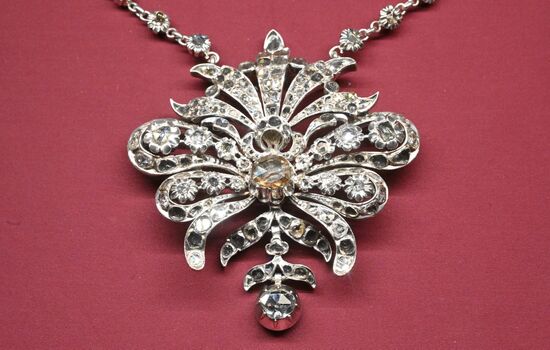 Выставка "Очарование красоты. Из истории ювелирных украшений в России" в Москве