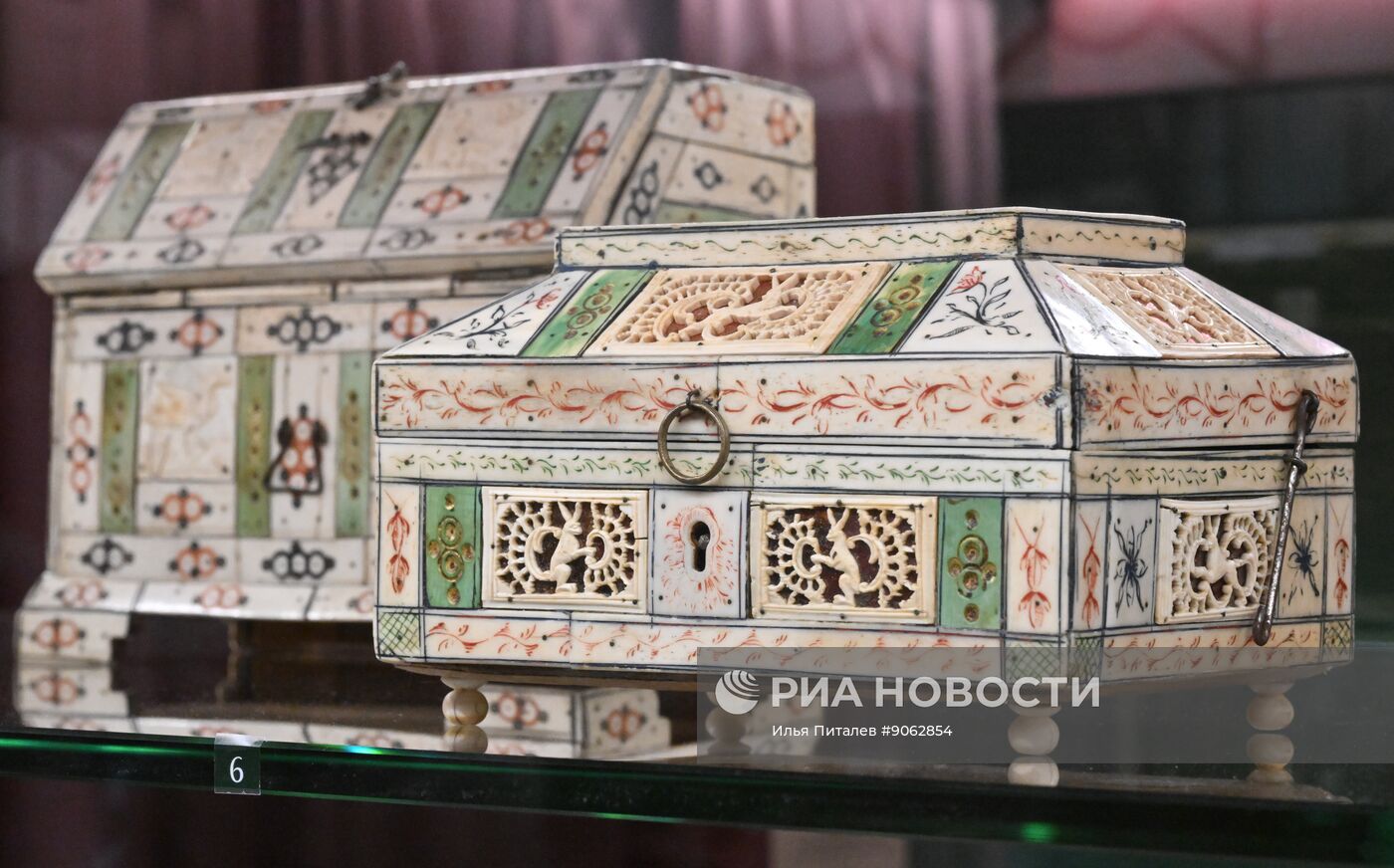 Выставка "Очарование красоты. Из истории ювелирных украшений в России" в Москве