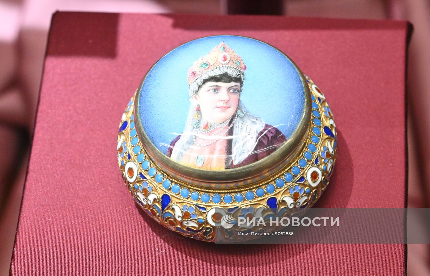 Выставка "Очарование красоты. Из истории ювелирных украшений в России" в Москве