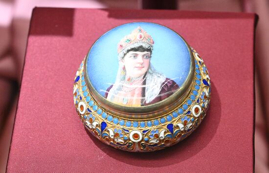 Выставка "Очарование красоты. Из истории ювелирных украшений в России" в Москве