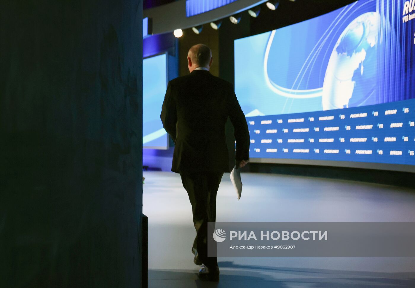 Президент Владимир Путин принял участие в инвестиционном форуме ВТБ "Россия зовет!"