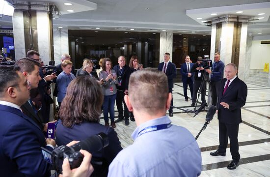 Президент Владимир Путин принял участие в инвестиционном форуме ВТБ "Россия зовет!"