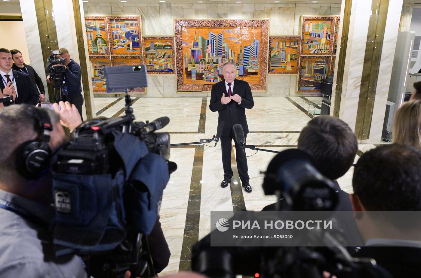 Президент Владимир Путин принял участие в инвестиционном форуме ВТБ "Россия зовет!"