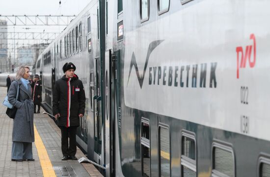 Первый рейс обновленного поезда "Буревестник"