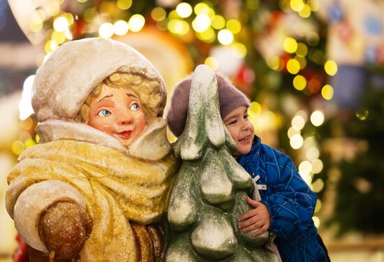 Подготовка к Новому году в городах России