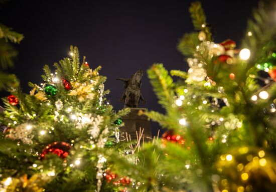 Подготовка к Новому году в городах России