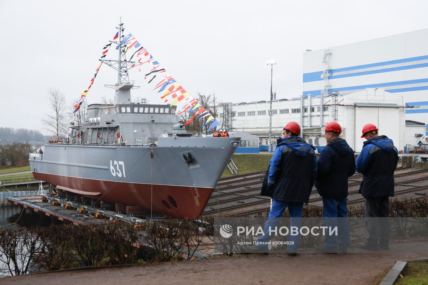 Церемония спуска на воду морского тральщика "Дмитрий Лысов" в Санкт-Петербурге