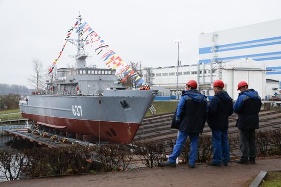 Церемония спуска на воду морского тральщика "Дмитрий Лысов" в Санкт-Петербурге