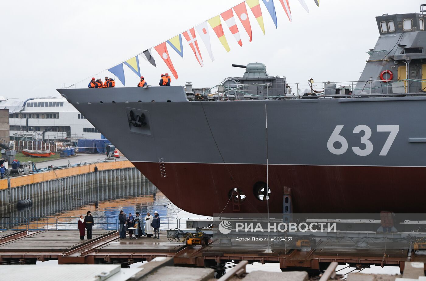 Церемония спуска на воду морского тральщика "Дмитрий Лысов" в Санкт-Петербурге