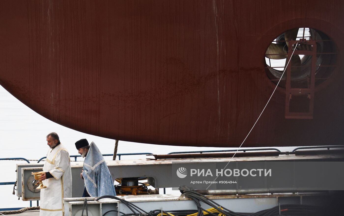 Церемония спуска на воду морского тральщика "Дмитрий Лысов" в Санкт-Петербурге