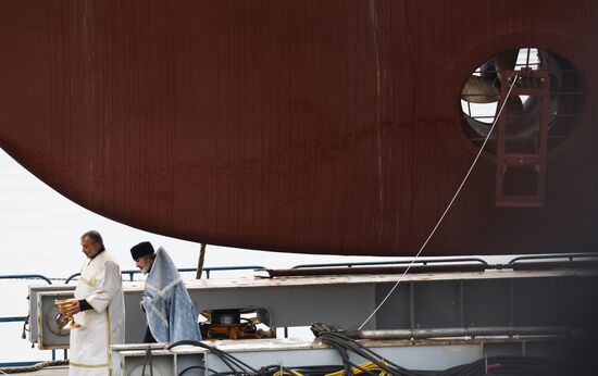 Церемония спуска на воду морского тральщика "Дмитрий Лысов" в Санкт-Петербурге