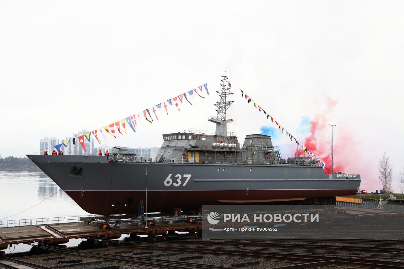 Церемония спуска на воду морского тральщика "Дмитрий Лысов" в Санкт-Петербурге