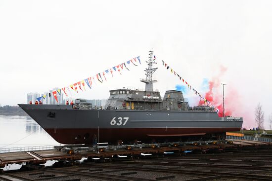Церемония спуска на воду морского тральщика "Дмитрий Лысов" в Санкт-Петербурге