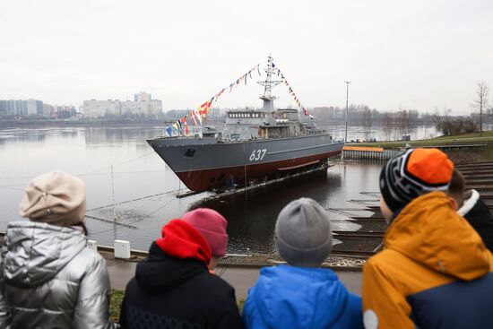 Церемония спуска на воду морского тральщика "Дмитрий Лысов" в Санкт-Петербурге