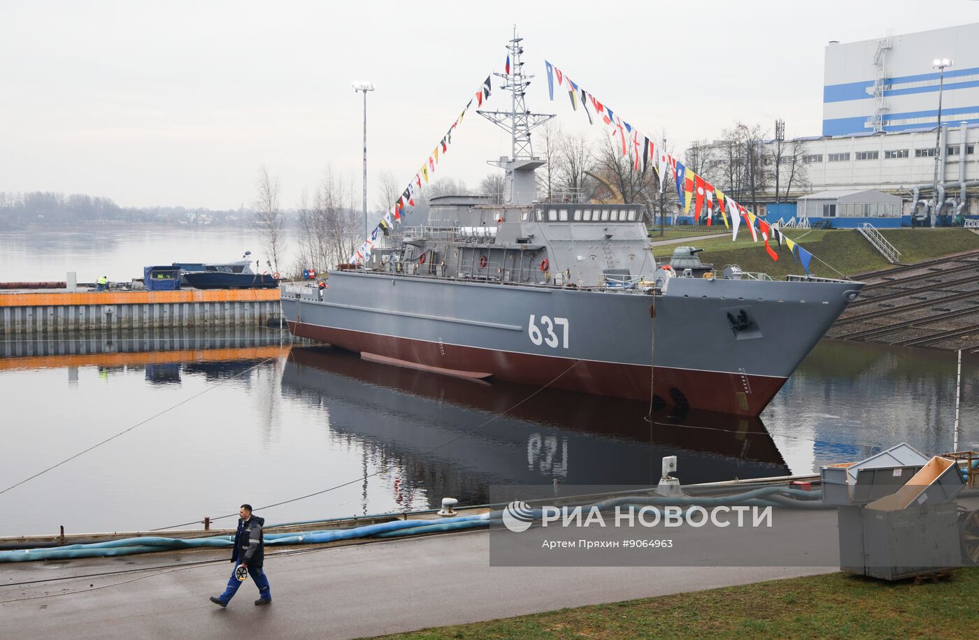 Церемония спуска на воду морского тральщика "Дмитрий Лысов" в Санкт-Петербурге