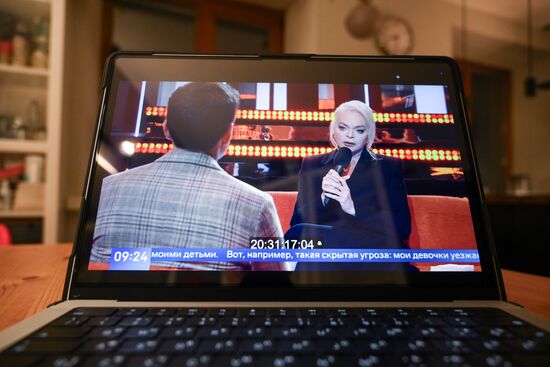 Трансляция специального выпуска программы "Пусть говорят" с Ларисой Долиной