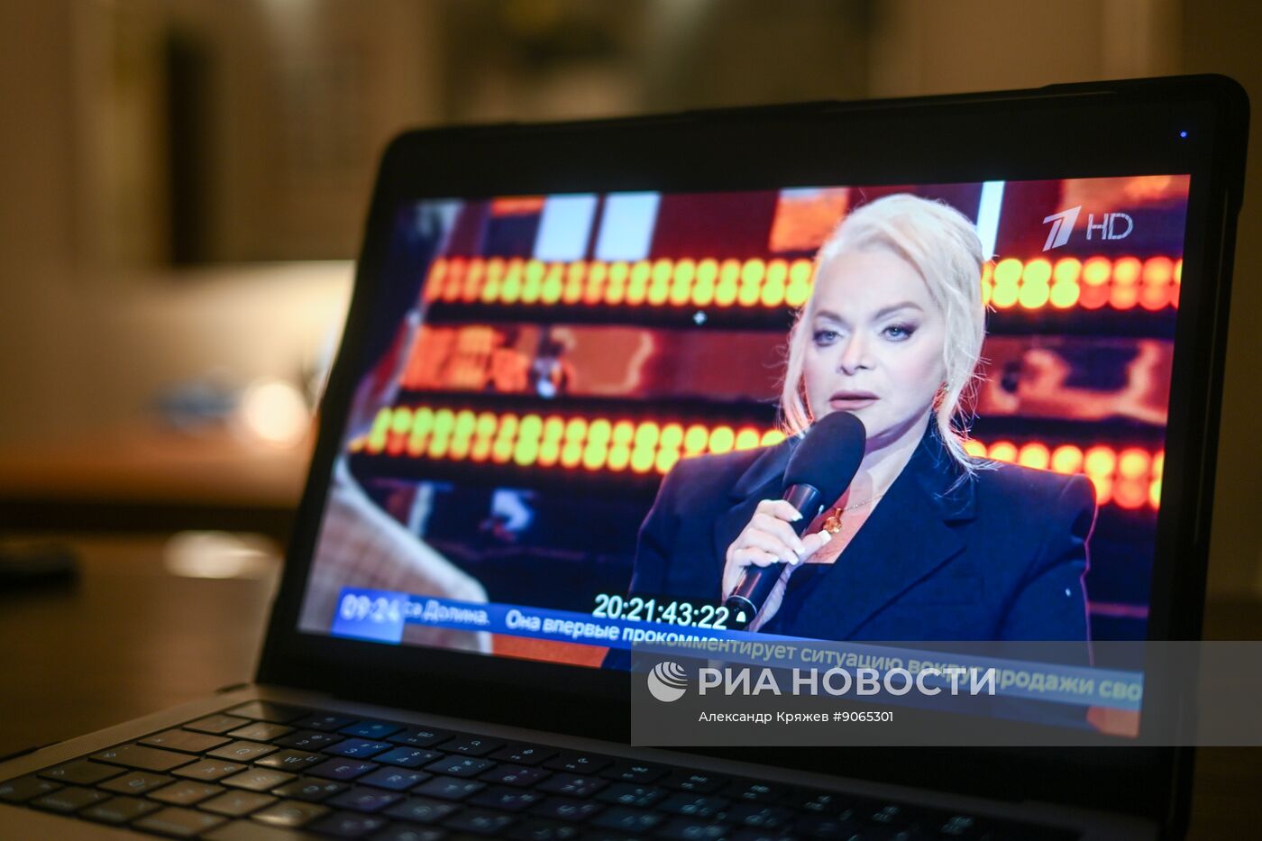 Трансляция специального выпуска программы "Пусть говорят" с Ларисой Долиной