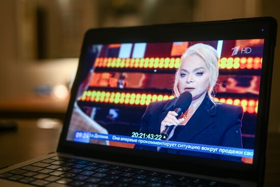 Трансляция специального выпуска программы "Пусть говорят" с Ларисой Долиной