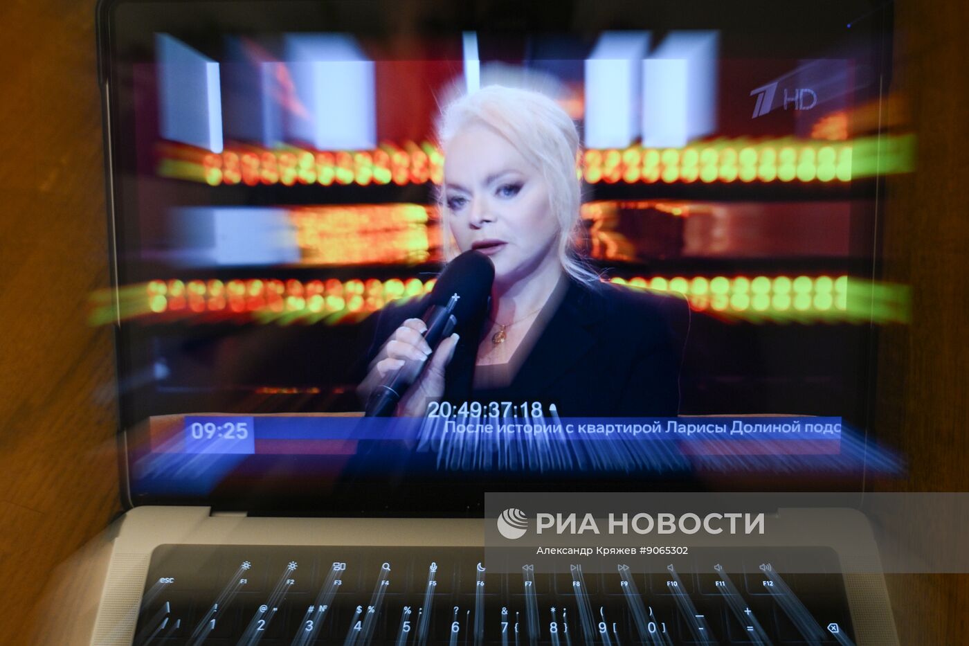 Трансляция специального выпуска программы "Пусть говорят" с Ларисой Долиной