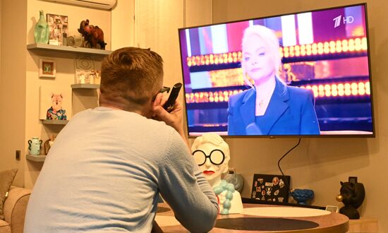 Трансляция специального выпуска программы "Пусть говорят" с Ларисой Долиной