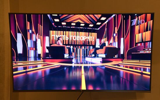 Трансляция специального выпуска программы "Пусть говорят" с Ларисой Долиной