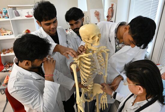 Занятия студентов из Индии в Дальневосточном федеральном университете