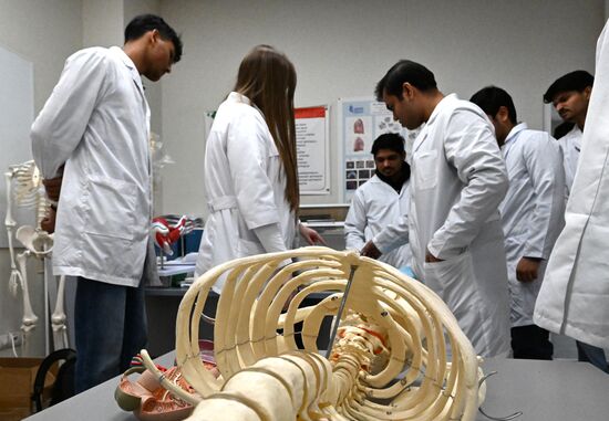 Занятия студентов из Индии в Дальневосточном федеральном университете