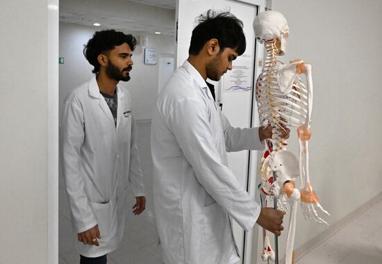 Занятия студентов из Индии в Дальневосточном федеральном университете