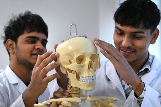 Занятия студентов из Индии в Дальневосточном федеральном университете