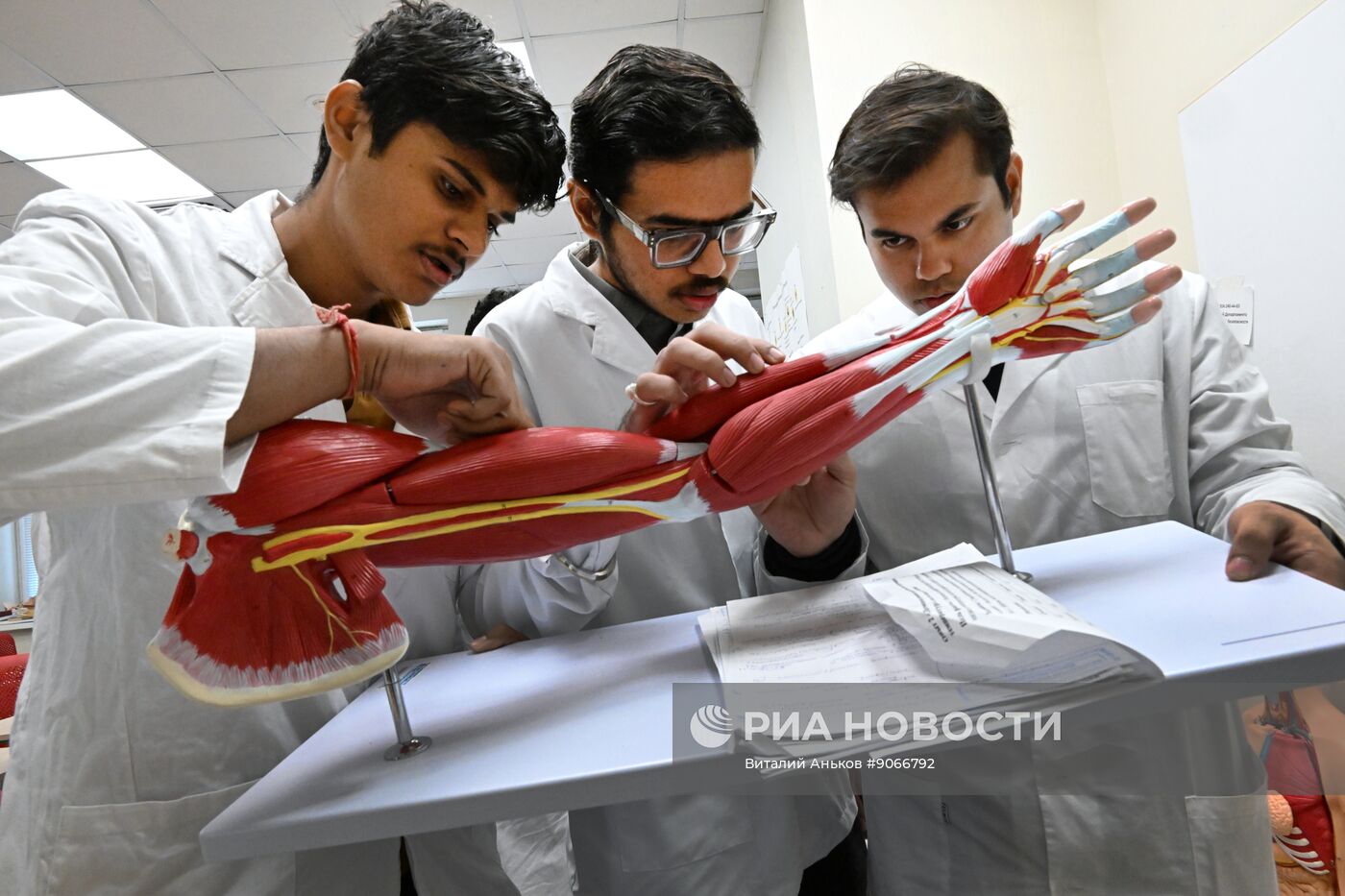 Занятия студентов из Индии в Дальневосточном федеральном университете