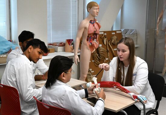 Занятия студентов из Индии в Дальневосточном федеральном университете