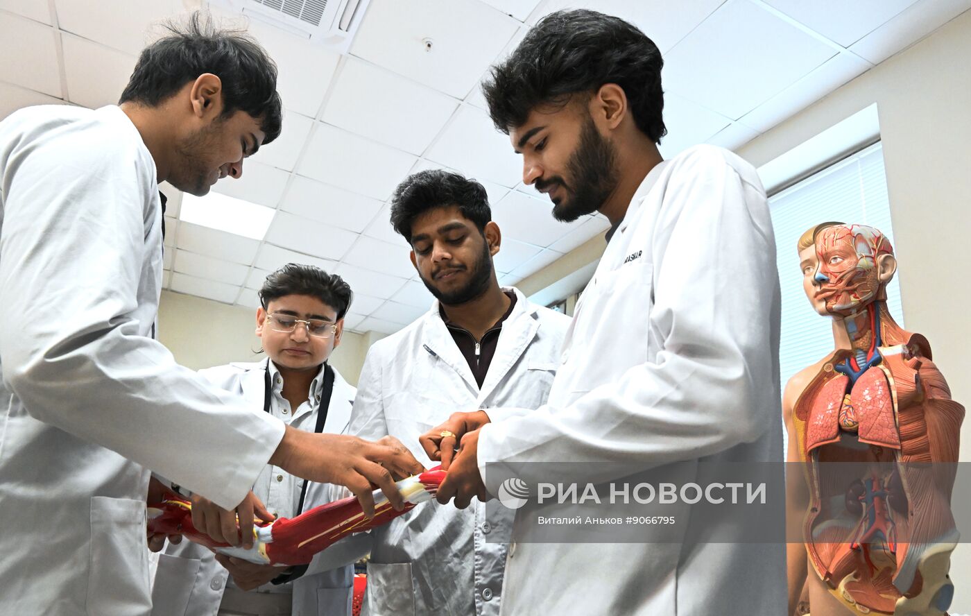 Занятия студентов из Индии в Дальневосточном федеральном университете