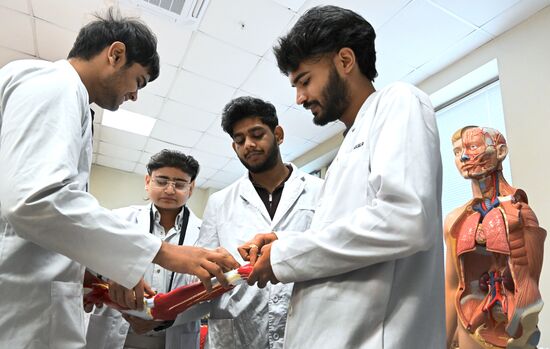 Занятия студентов из Индии в Дальневосточном федеральном университете