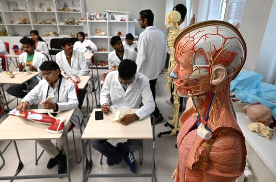 Занятия студентов из Индии в Дальневосточном федеральном университете