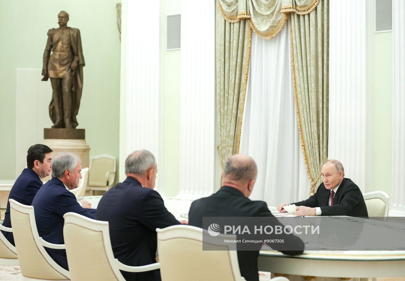 Президент Владимир Путин провел встречу с председателями парламентов государств - членов ОДКБ