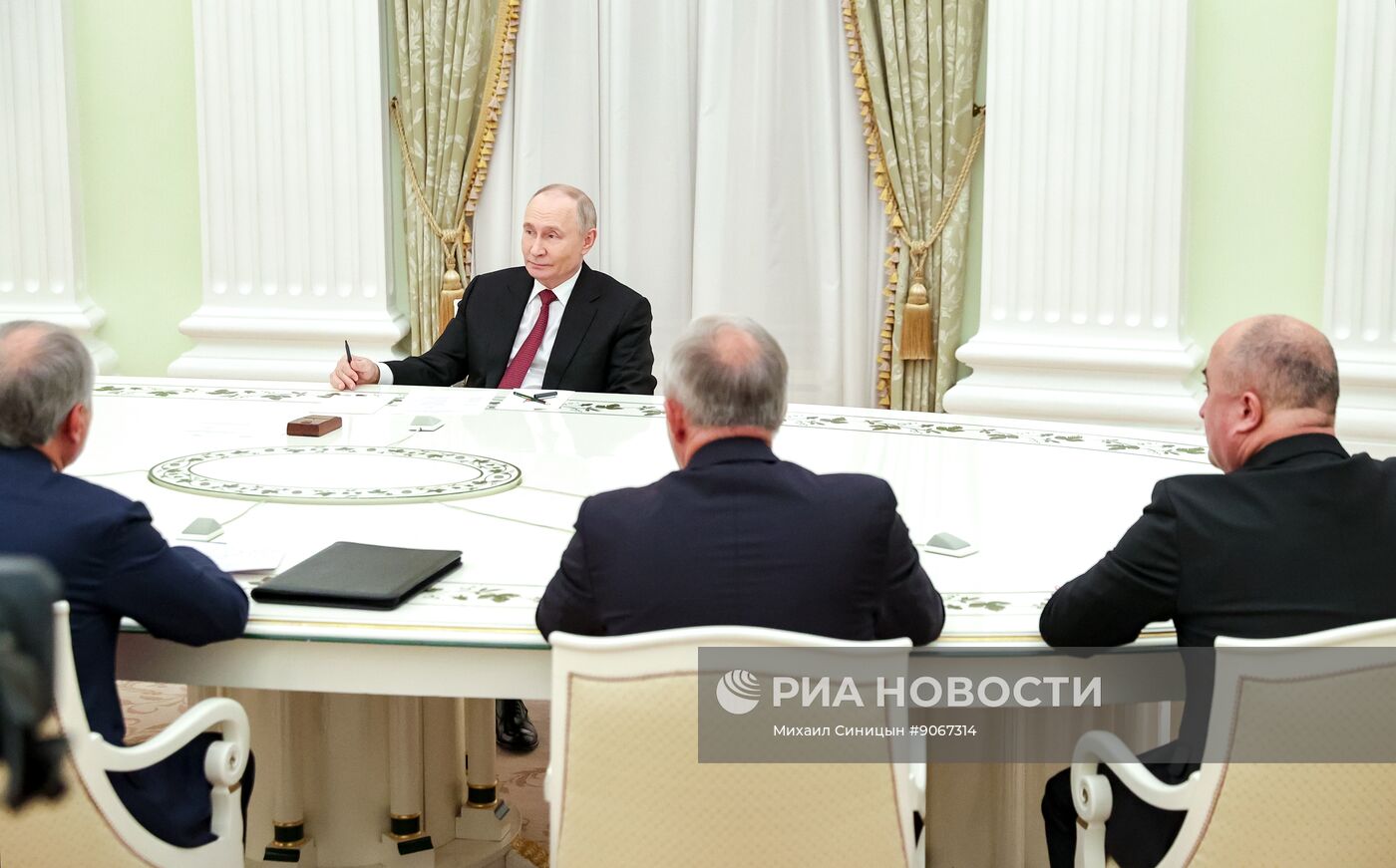 Президент Владимир Путин провел встречу с председателями парламентов государств - членов ОДКБ