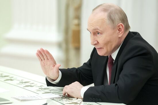 Президент Владимир Путин провел встречу с председателями парламентов государств - членов ОДКБ