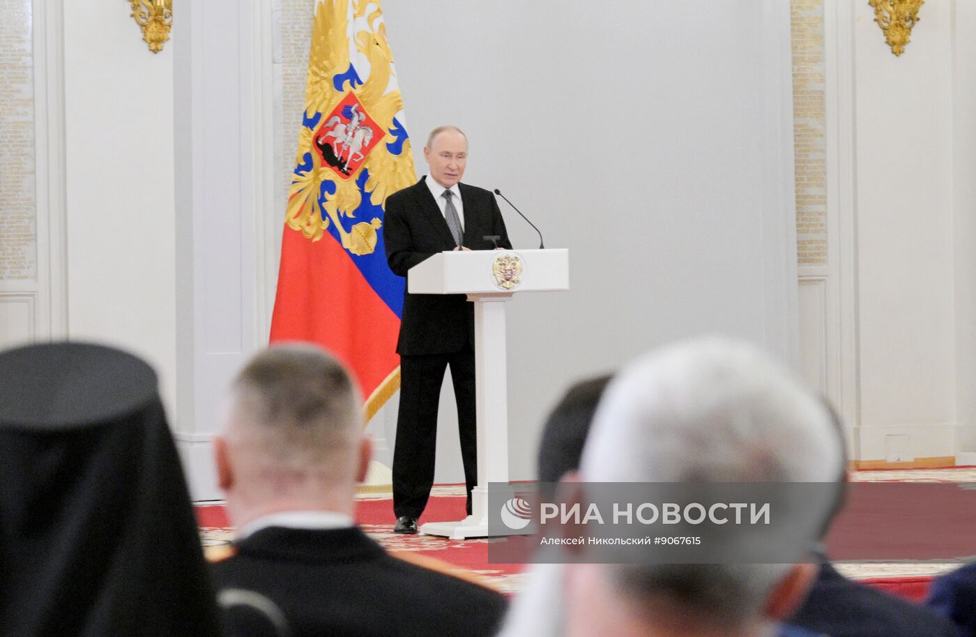 Президент Владимир Путин вручил Героям России медали "Золотая Звезда"