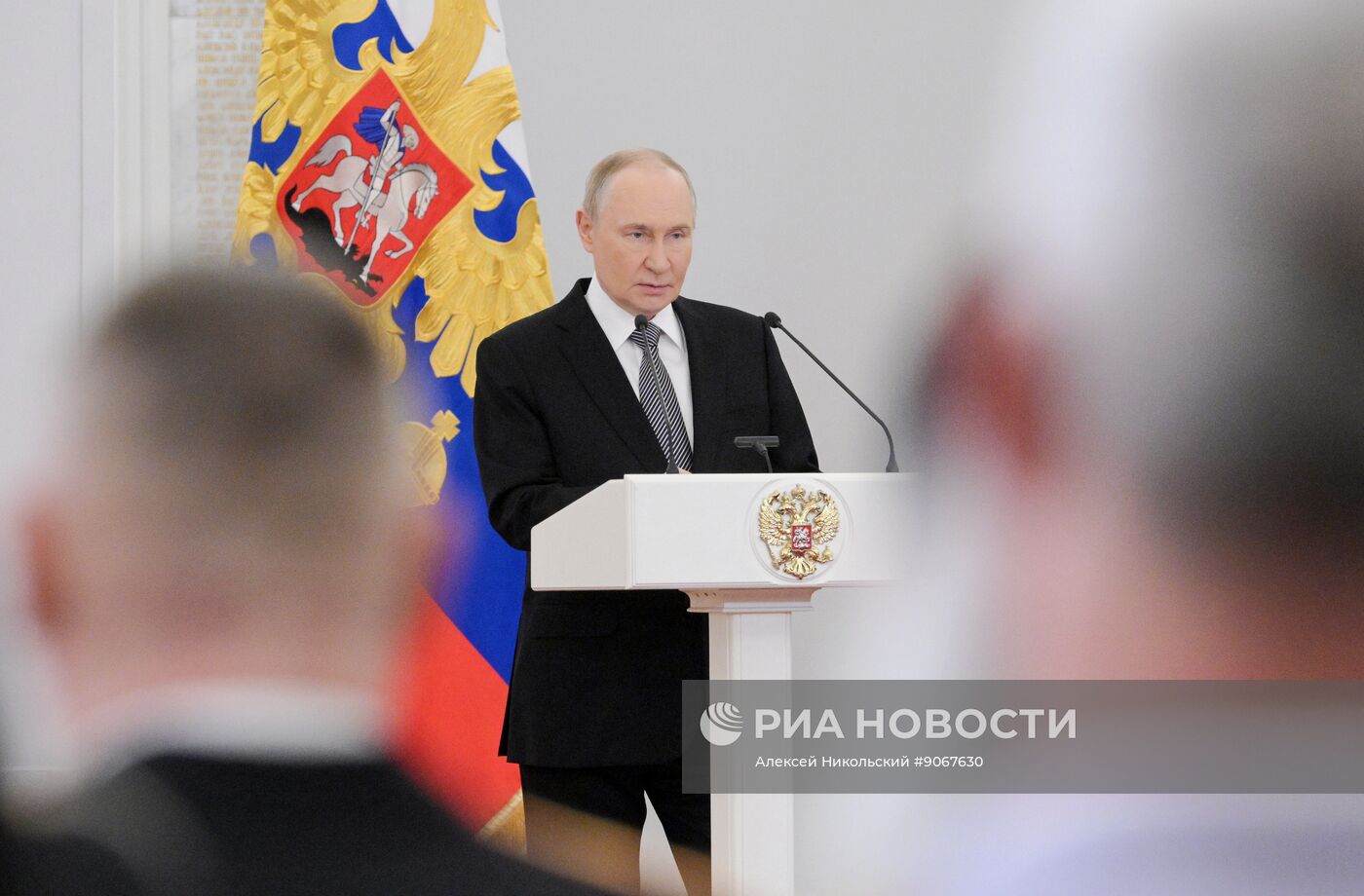 Президент Владимир Путин вручил Героям России медали "Золотая Звезда"