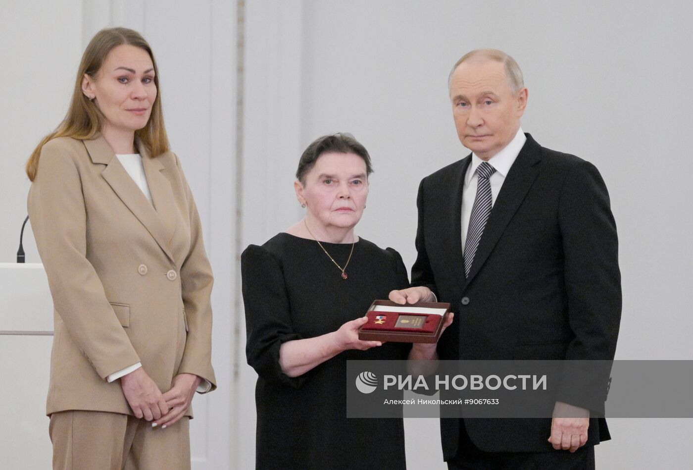 Президент Владимир Путин вручил Героям России медали "Золотая Звезда"