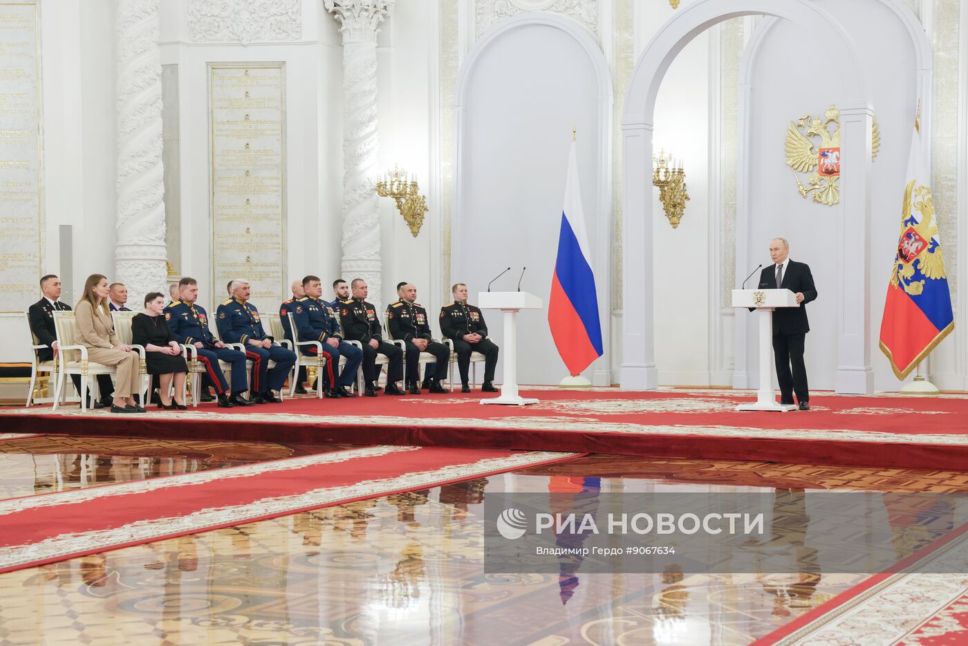 Президент Владимир Путин вручил Героям России медали "Золотая Звезда"