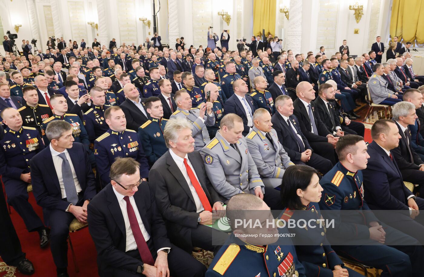 Президент Владимир Путин вручил Героям России медали "Золотая Звезда"