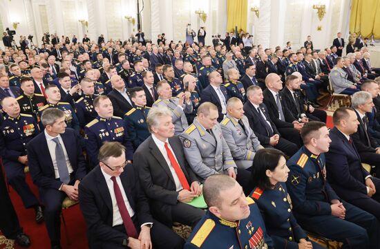 Президент Владимир Путин вручил Героям России медали "Золотая Звезда"