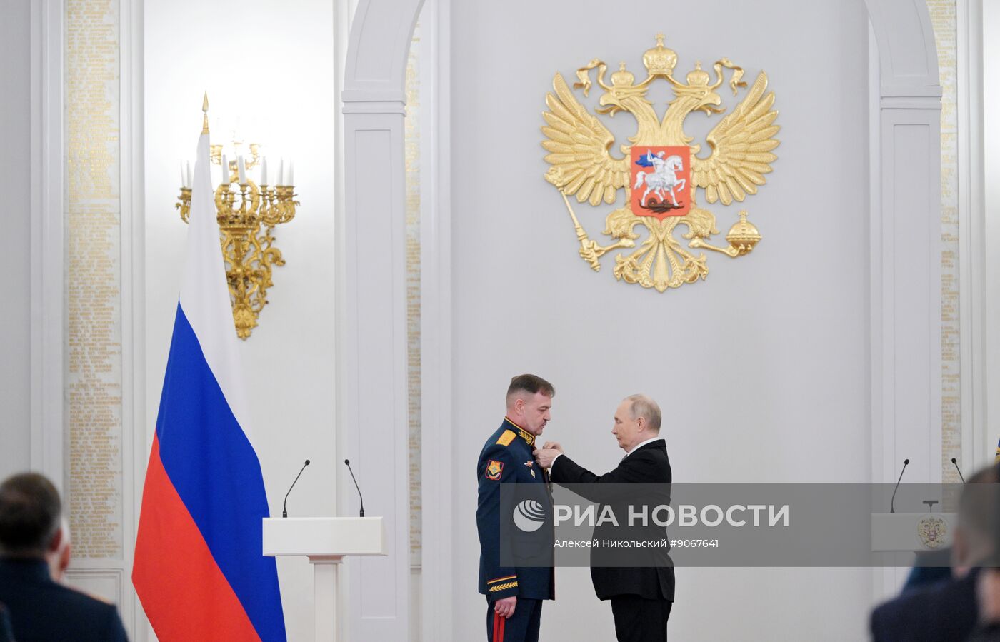 Президент Владимир Путин вручил Героям России медали "Золотая Звезда"