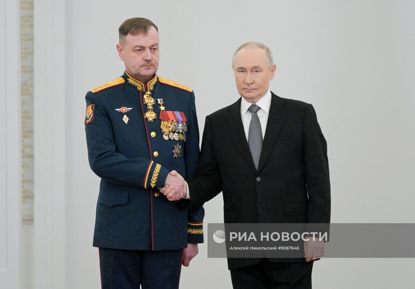 Президент Владимир Путин вручил Героям России медали "Золотая Звезда"