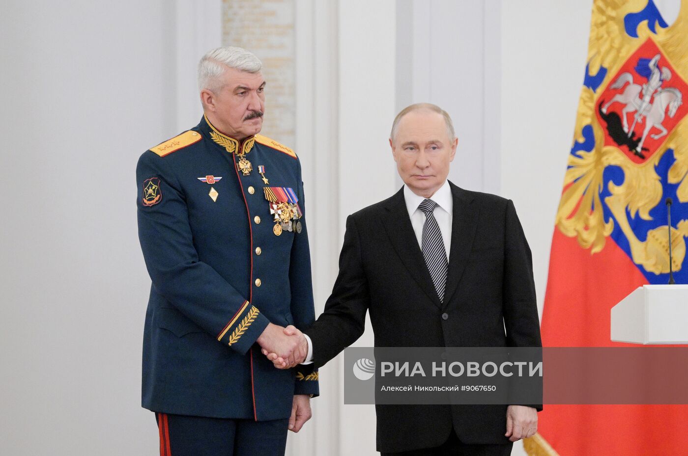 Президент Владимир Путин вручил Героям России медали "Золотая Звезда"