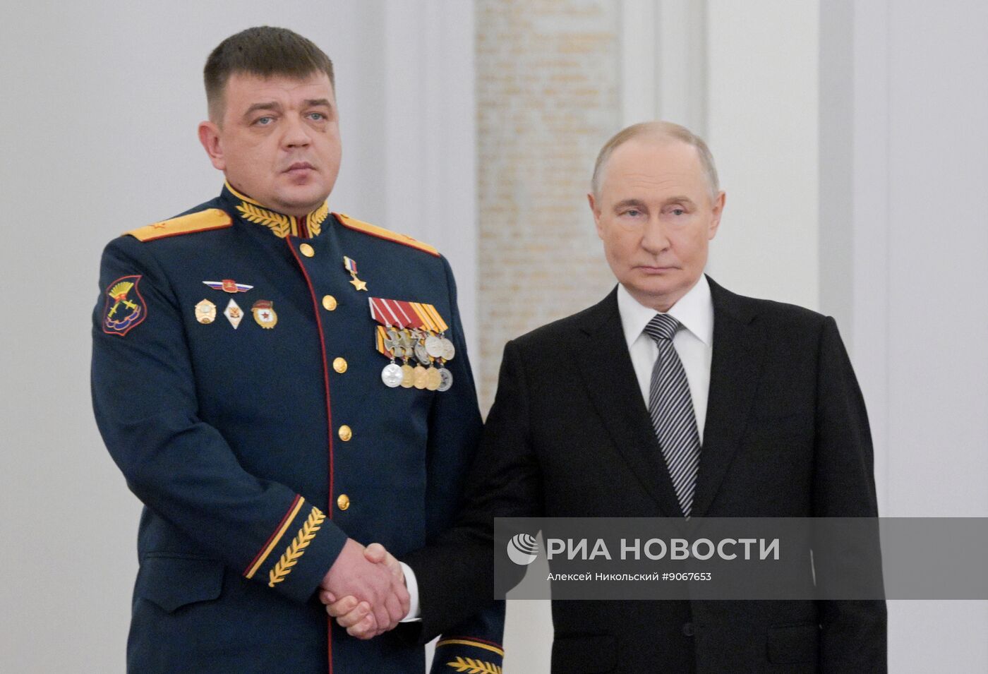 Президент Владимир Путин вручил Героям России медали "Золотая Звезда"