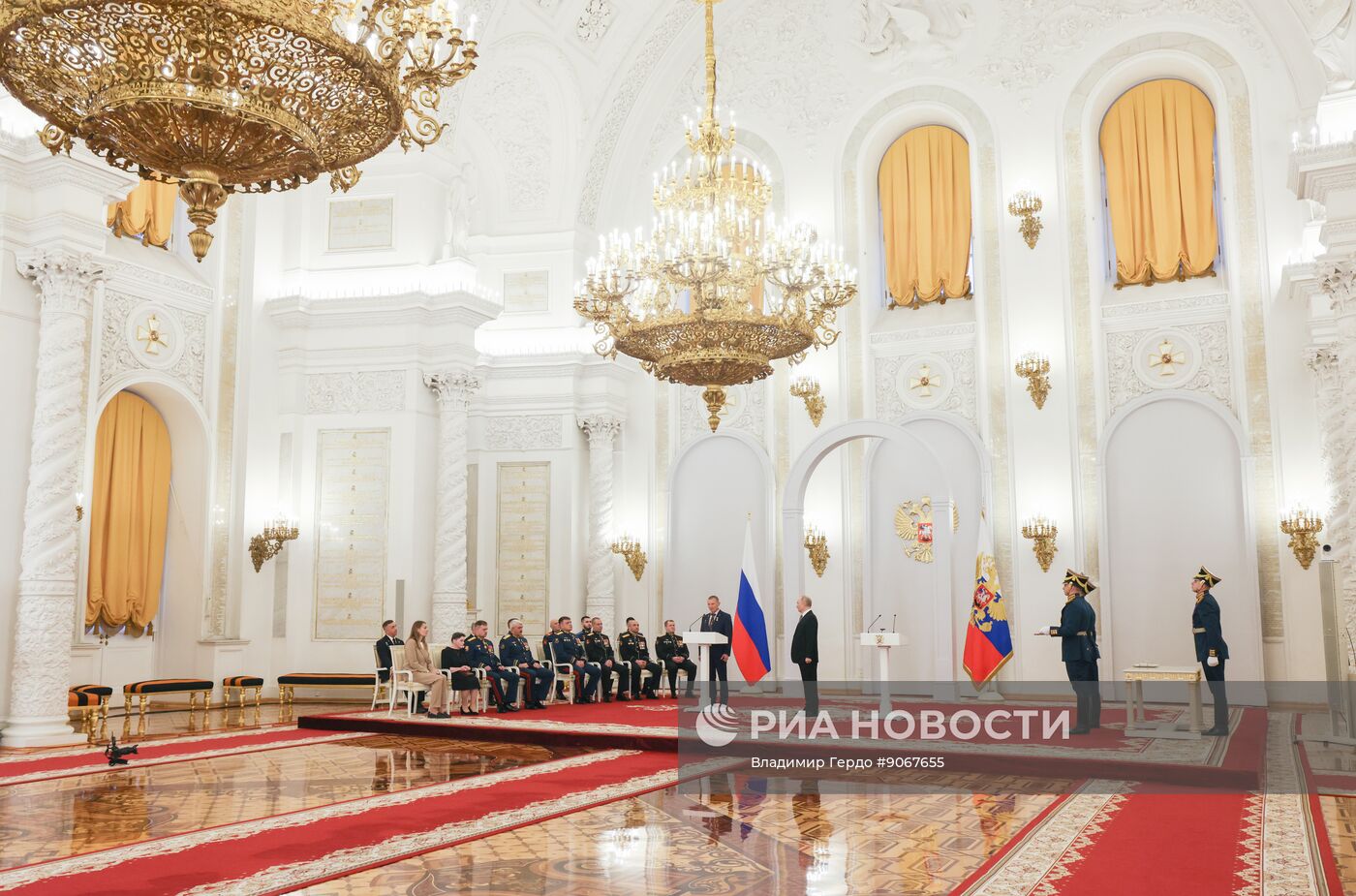 Президент Владимир Путин вручил Героям России медали "Золотая Звезда"